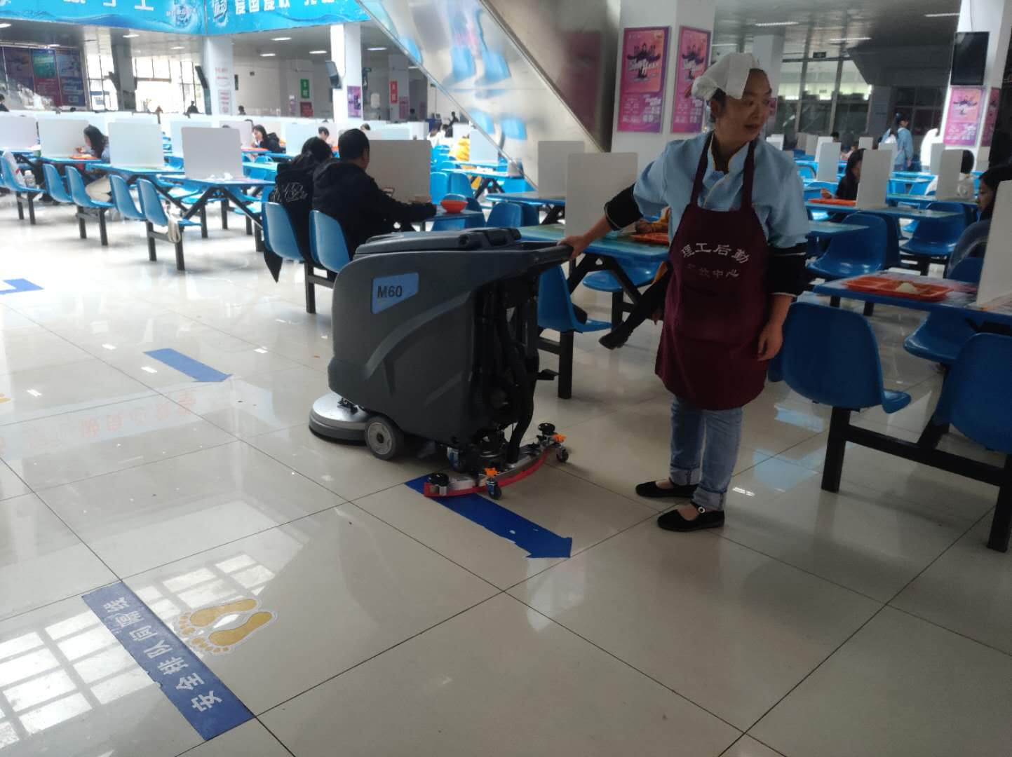 成都理工大学食堂清洁升级 宏雯公司手推式洗地机助力高效清洗服务